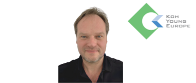 Das Wordbild-Logo der „cav“ in Rot mit einem roten Pfeil nach rechts darunter.