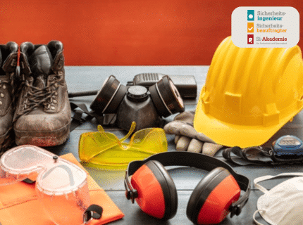 Schutzausrüstung für die Arbeit. Industrielle Schutzausrüstung auf Holztisch, rote Farbe Hintergrund. Baustelle Gesundheit und Sicherheit Konzept