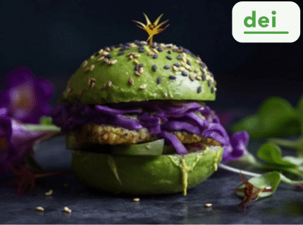 Ein veganer, vegetarischer Veggie-Burger mit veganem Fleisch und lila Blumen.