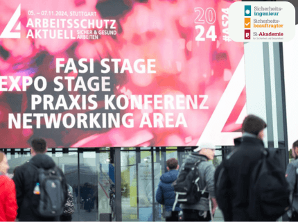 Menschen mit Rucksäcken vor einem großen Bildschirm auf der Messe mit Text zu Arbeitsschutz Aktuell 2024 in Stuttgart, darunter steht FASI Stage, Expo Stage, Praxis Konferenz, Networking Area.