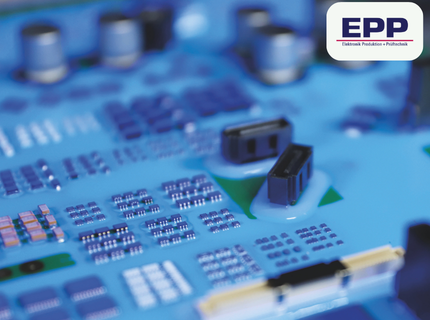 Nahaufnahme einer Leiterplatte mit elektronischen Bauteilen und Beschichtungen