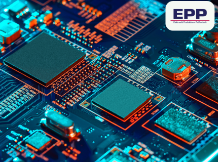 Nahaufnahme einer Leiterplatte mit mehreren integrierten Schaltkreisen und elektronischen Bauteilen