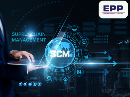Hand über Tablet mit digitaler Weltkugel und Schriftzug 'SCM' sowie dem Text 'SUPPLY CHAIN MANAGEMENT' und dem Logo 'EPP Elektronik Produktion + Prüftechnik'