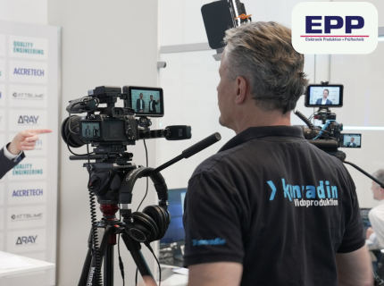 Kamerateam von Konradin bei der Aufnahme des EPP Talks auf der productronica 2025 – Fokus auf hochwertige Videoproduktion in der Elektronikfertigung