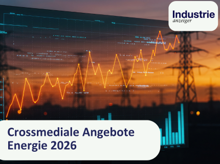 Strommasten vor Sonnenuntergang mit eingeblendeten Linien- und Balkendiagrammen sowie dem Text 'Crossmediale Angebote Energie 2026' und dem Logo 'Industrie anzeiger'
