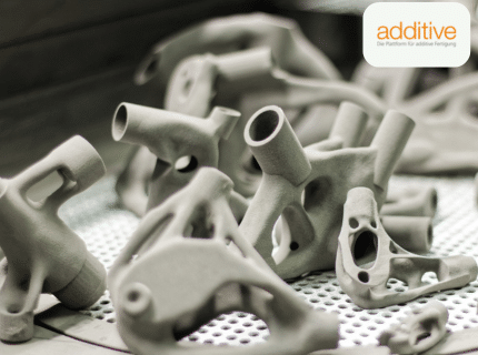 Mehrere Komplex geformte Bauteile, die mit einem 3D Drucker erstellt wurden. Sie haben organisch geschwungene Formen mit verschiedenen Öffnungen.