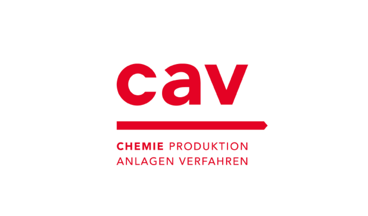 Das Wordbild-Logo der „cav“ in Rot mit einem roten Pfeil nach rechts darunter.