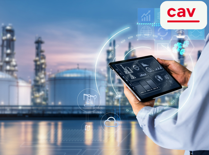 Person hält Tablet mit digitalen Chemieproduktionsdaten vor Industrieanlage mit Tanks und Rohrleitungen