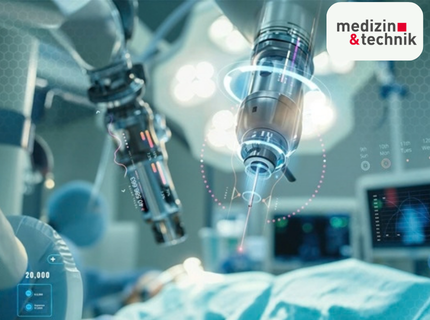 Operationssaal mit chirurgischem Roboterarm über einem Patientenbett und digital eingeblendeten grafischen Elementen